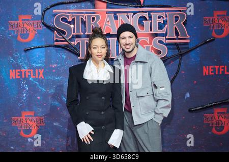 Berlin, Deutschland. November 2025. Jenny Augusta (l) und Dominik Porschen nehmen an der Fanveranstaltung der Netflix-Serie „Stranger Things“ teil. Episoden 1-4 der fünften Staffel sind ab 27. November 2025, Episoden 5-7 ab 26. Dezember 2025 und Episoden 8 (Serienfinale) ab 1. Januar 2026 erhältlich. Annette Riedl/dpa/Alamy Live News Stockfoto