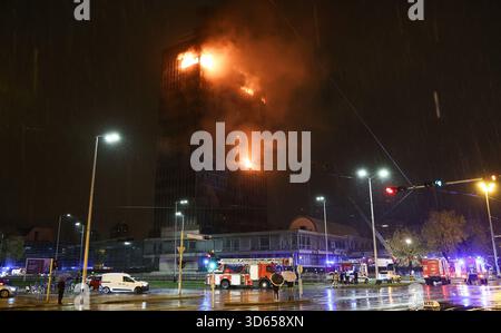 (251118) -- ZAGREB, 18. November 2025 (Xinhua) -- Feuerwehrleute arbeiten an der Löschung des Feuers des Wolkenkratzers Vjesnik in Zagreb, Kroatien, 18. November 2025. Eines der höchsten Gebäude Kroatiens geriet am Montag kurz vor Mitternacht in Brand und brennt am Dienstagmorgen weiter, berichteten lokale Medien. (Matija Habljak/PIXSELL via Xinhua) Credit: Xinhua/Alamy Live News Stockfoto
