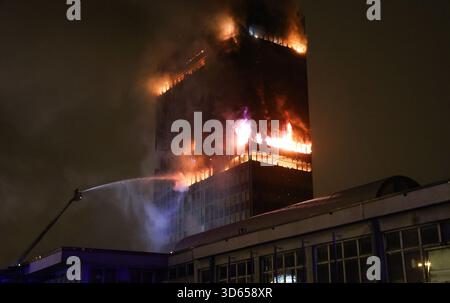 (251118) -- ZAGREB, 18. November 2025 (Xinhua) -- Feuerwehrleute arbeiten an der Löschung des Feuers des Wolkenkratzers Vjesnik in Zagreb, Kroatien, 18. November 2025. Eines der höchsten Gebäude Kroatiens geriet am Montag kurz vor Mitternacht in Brand und brennt am Dienstagmorgen weiter, berichteten lokale Medien. (Matija Habljak/PIXSELL via Xinhua) Credit: Xinhua/Alamy Live News Stockfoto