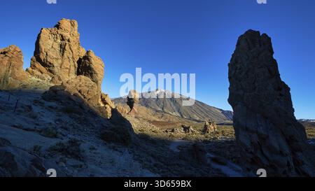 Dramatische Felsformationen in vulkanischer Landschaft mit langen Schatten, UNESCO-Weltkulturerbe, Teide Nationalpark, Teide Nationalpark, Teneriffa, Kana Stockfoto