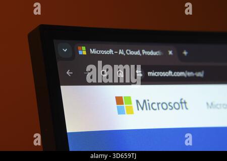 Dhaka, Bangladesch, 02. Juni 2025: Nahaufnahme eines Computerbildschirms, der das Microsoft-Webinterface im dunklen Modus anzeigt Stockfoto