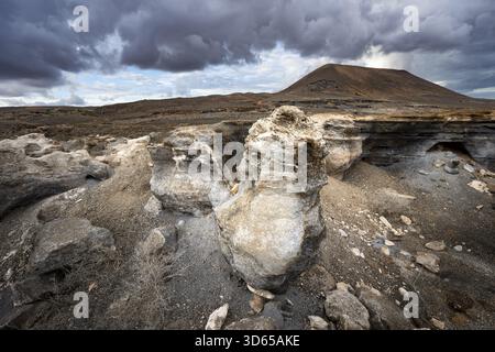 Erodierte Felsformationen in vulkanischer Landschaft mit dramatischem bewölktem Himmel, Ciudad Estratificada oder Los Roferos, Antigua Rofera de Teseguite, Lanzarote, Stockfoto