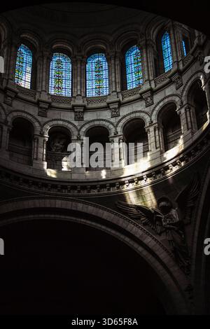 Paris, Frankreich - 10. Oktober 2022: Bild mit dem Inneren der Basilika Sacré-Cœur in Montmartre, das die historische Architektur hervorhebt. Stockfoto
