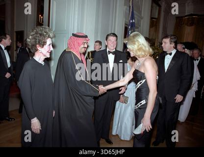 US-Präsident Ronald Reagan, US-First Lady Nancy Reagan und Donald Trump sehen zu, wie Ivana Trump König Fahd von Saudi-Arabien die Hand schüttelt, als er beim Staatsessen zu Ehren von König Fahd die Schlange erhielt, East Room of the White House, Washington, D.C., USA, Präsident Ronald Reagan White House Photographphic Office, 11. Februar 1985 Stockfoto