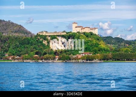 Rocca di Angera (Festung Angera oder Burg Borromeo) auf einem Hügel über der Stadt Angera am Südufer des Lago Maggiore, Piemont, Italien Stockfoto