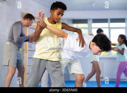 Zwei Jungs üben Selbstverteidigungstechniken Stockfoto