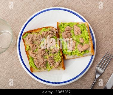 Kabeljauleber und Avocado-Sandwiches Stockfoto