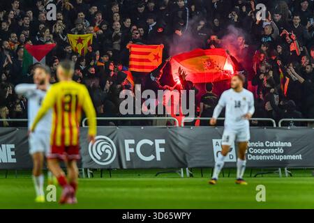 Barcelona, Esp. November 2025. KATALONIEN – PALÄSTINA 18. November 2025 Fans verbrennen während des Freundschaftsspiels zwischen den Nationalmannschaften Kataloniens und Palästinas im Estadi Olimpic Lluis Companys Olympiastadion von Montjuic am 18. November 2025 eine spanische Flagge. Quelle: Rosdemora/Alamy Live News Stockfoto