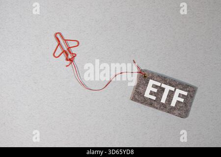 Es gibt einen Holzwürfel mit dem Wort ETF. Es ist eine Abkürzung für Exchange Traded Funds als Blickfang. Stockfoto
