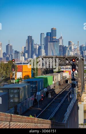 Skyline von Melbourne mit U-Bahn, die vorbeifährt, Skyline CBD Melbourne, Blick auf Melbourne von Footscray. Stockfoto