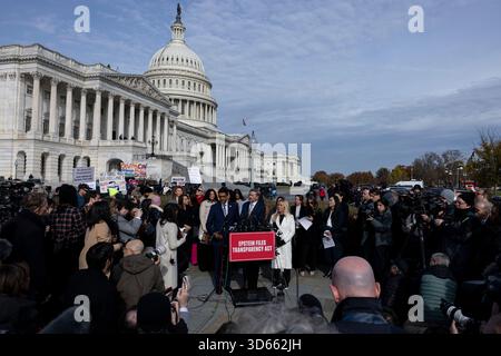Washington, District of Columbia, USA. November 2025. Rep. Ro KHANNA (D-CA) (L), Rep. MARJORIE TAYLOR GREENE (R-GA) (R) und Rep. THOMAS Massie (R-KY) (C) zusammen mit Epstein Misshandlungen Überlebenden während einer Pressekonferenz zum Epstein Files Transparency Act außerhalb des US-Kapitols. Quelle: ZUMA Press, Inc./Alamy Live News Stockfoto