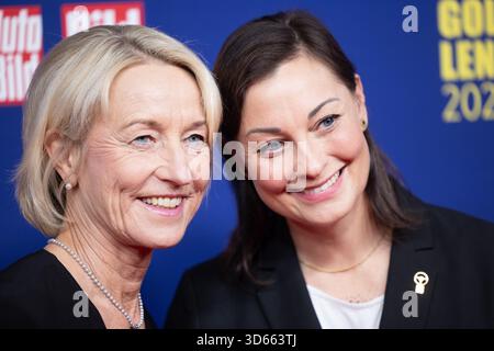 Isolde Holderied, Rallyefahrerin und Lina van de Mars TV-Moderatorin der Preisverleihung Auto Bild das Goldene Lenkrad 2025 im Axel Springer Gebäude in Berlin Copyright: Eventpress fuhr Date 18.11.2025 Stockfoto
