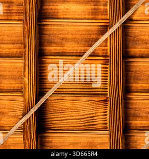 Nahtlose 4K-Fotostruktur von gebrannter Kiefernholzplatte oder Dielenoberfläche mit diagonalen Stoffseilen. Holzpaketstruktur. Stockfoto