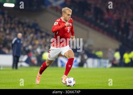 Glasgow, Schottland, Großbritannien. Glasgow, Großbritannien. November 2025. Schottland spielte Dänemark im schottischen Nationalstadion Hampden Park in Glasgow in einer Qualifikationsrunde für die Weltmeisterschaft. Dänemark lag in der Liga vor Spielbeginn einen Punkt vor Schottland. Die Endpunktzahl war Schottland mit 4:2, Dänemark. Schottland qualifiziert sich und Dänemark wird in die Play-off-Spiele gehen. Gustav Isaksen (D8) läuft mit dem Ball.Credit: Findlay/Alamy Live News Stockfoto