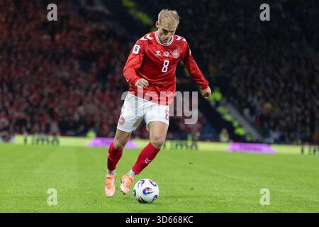 Glasgow, Schottland, Großbritannien. Glasgow, Großbritannien. November 2025. Schottland spielte Dänemark im schottischen Nationalstadion Hampden Park in Glasgow in einer Qualifikationsrunde für die Weltmeisterschaft. Dänemark lag in der Liga vor Spielbeginn einen Punkt vor Schottland. Die Endpunktzahl war Schottland mit 4:2, Dänemark. Schottland qualifiziert sich und Dänemark wird in die Play-off-Spiele gehen. Gustav Isaksen (D8) läuft mit dem Ball. Quelle: Findlay/Alamy Live News Stockfoto