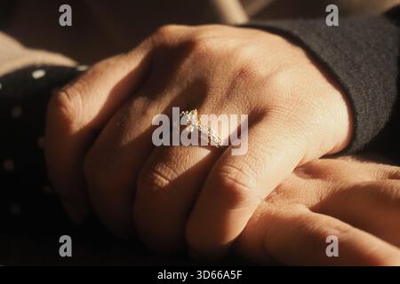 Ein paar Hände mit einem schönen Verlobungsring Stockfoto