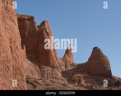 Diagonale Ansicht mehrerer scharfer roter Berggipfel Stockfoto