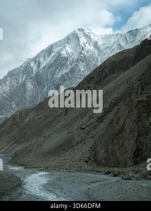 Schneebedeckte Berge und Sanddünen nebeneinander Stockfoto