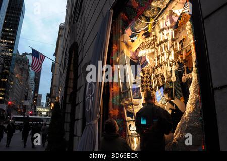 New York, Usa. November 2025. Die Leute dekorieren eine Schaufensterausstellung im Bergdorf Goodman Store an der Fifth Avenue in Manhattan, New York City. Quelle: SOPA Images Limited/Alamy Live News Stockfoto