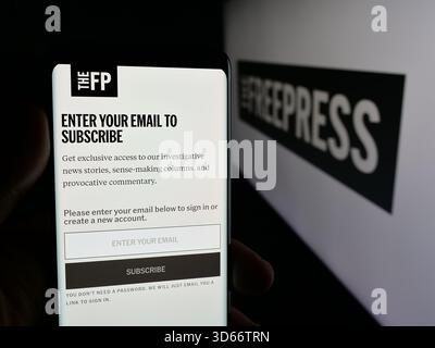In dieser Abbildung hält eine Person ein Handy mit der Webseite des US-Medienunternehmens The Free Press (The FP) auf dem Bildschirm vor dem Logo. (Foto von Timon Schneider / SOPA Images/SIPA USA) *** ausschließlich für redaktionelle Nachrichtenzwecke *** Stockfoto
