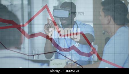 Interagierender Arzt bei Peelings, die Diagramme im Labor mit VR-Headset, Stethoskop und rotem Trend-Overlay erreichen Stockfoto