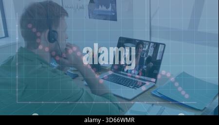 Sitzender Mann, der ein Headset trägt, nimmt an einem Anruf am Schreibtisch Teil, Laptop zeigt Frau, Notebook, Smartphone Stockfoto