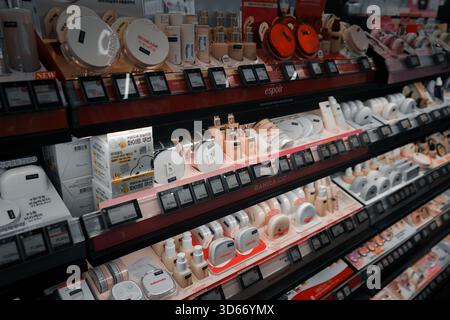 K-Beauty Make-up-Marken wie Foundation und Rouge in den Regalen eines Olive Young Einzelhandels im Einkaufszentrum Triple Street in Südkorea Stockfoto