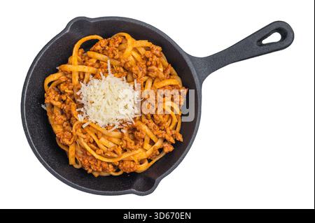 Köstliche Pasta-Bolognese mit herzhaftem Fleischragu und Parmesanfetzen in einer gusseisernen Pfanne auf minimalistischem weißem Hintergrund Stockfoto