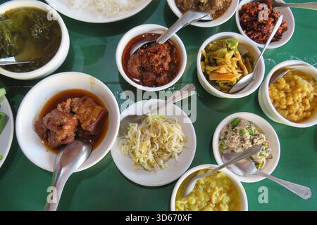 Farbenfrohe traditionelle burmesische Gerichte in einem Restaurant in Bagan, Myanmar Stockfoto