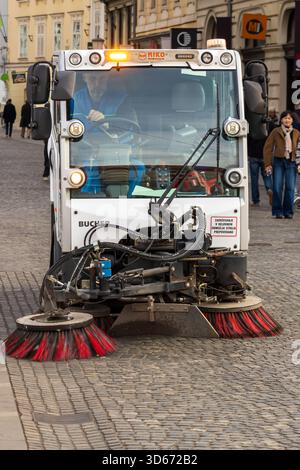 Ljubljana, Slowenien 19. Oktober 2025 Straßenreinigungsmaschine auf Kopfsteinpflasterstraße Stockfoto