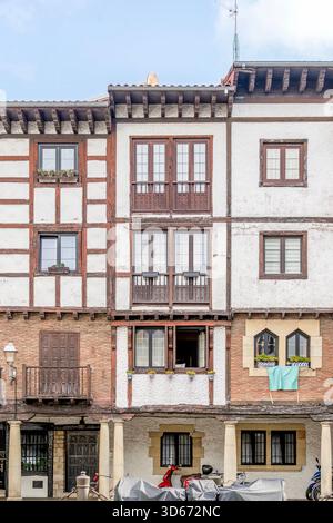 Fachwerkhäuser, Fassaden, Balkone, Brown Frames, Historische Architektur, Altstadtgebäude, Hondarribia, Baskenland, Spanien Stockfoto