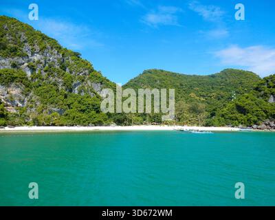 Azurblaues Meer, üppiger Dschungel und weiße Sandstrände in Angthong, Thailand Stockfoto
