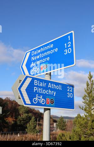 Kilometerschild an der National Cycle Route 7 in der Nähe von Dalwhinnie Scottish Highlands Schottland November 2025 Stockfoto