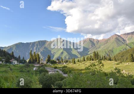 Unberührte Almwiesen rund um den Großen Almaty-See in Kasachstan Stockfoto
