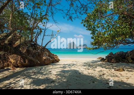 Weißer Sandstrand und Felsen, Sunrise Beach, Koh Hai, Ko Ngai, Provinz Krabi, Trang, Südthailand, Andamanensee, Thailand Stockfoto