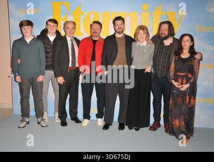 London, Großbritannien. November 2025. David Freyne (4. Von rechts) und Familie bei der britischen Filmpremiere „Eternity“, The Cinema in the Power Station, Turbine Hall, Battersea Power Station, Circus Road West, Nine Elms, am Montag, den 17. November 2025, in London, England, Großbritannien. CAP/CAN © CAN/Capital Pictures Credit: Capital Pictures/Alamy Live News Stockfoto