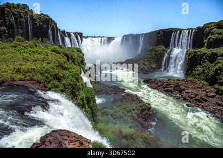 Der Fluss Iguazu und die Wasserfälle von der brasilianischen Seite aus gesehen - Paraná, Brasilien Stockfoto