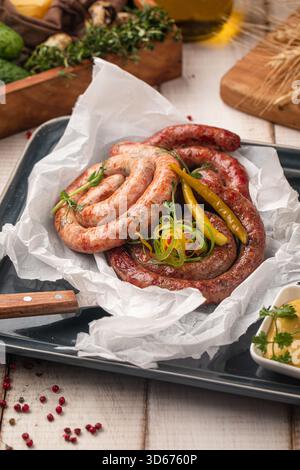 Portion gegrillte Würstchen mit Kartoffeln Stockfoto