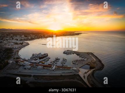 Paphos bei Sonnenaufgang, aus der Luft, Zypern Stockfoto