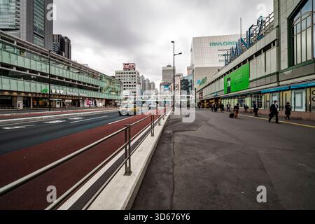 Koshu Kaido Straße vor Shinjuku Station Süd verlassen, Shinjuku, Tokyo, Japan Stockfoto