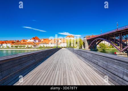 Neue Fußgängerbrücke über die Drau und das Stadtbild Maribor, Slowenien Stockfoto