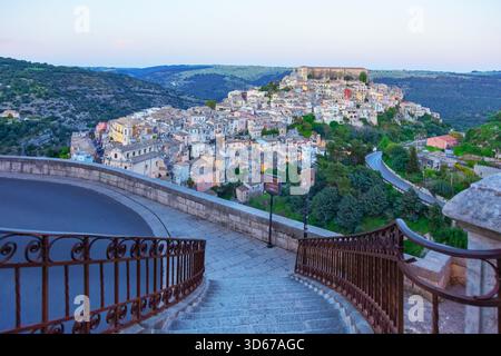 Erhöhter Blick auf die historische Stadt Ragusa Ibla, Ragusa Ibla, Provinz Ragusa, Sizilien, Italien Stockfoto