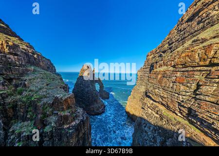 Cathedral Rock Arch im Indischen Ozean, Wild Coast Trail, Wild Coast, Eastern Cape, Südafrika Stockfoto