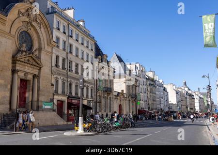 Paris, Rue Saint-Antoine im Viertel Le Marais Stockfoto