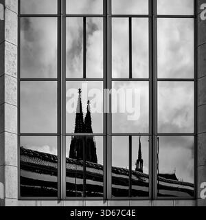 Spiegelbild des Kölner Doms in modernen Buntglasfenstern, Köln Stockfoto