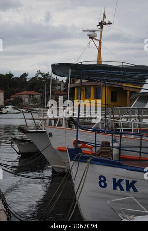 Marina-Detail mit Bugbögen und Seilen in Krk Stockfoto