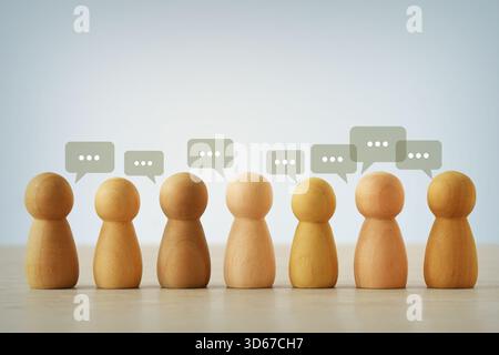 Grupo der Holzpfähle mit Sprachblasen - Konzept von Kommunikation und Diversität Stockfoto