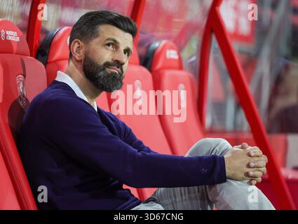 firo: 13.11.2025, Fußball, 2. Liga, 2. Bundesliga, Saison 2025/2026, Testspiel [Testspiel] Freundschaftsspiel [Freundschaftsspiel] Twente Enschede - Schalke 04 Cheftrainer Miron Muslic von Schalke 04 Trainer [Trainer] sieht auf Portrait (c) Stockfoto