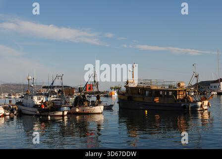 Schiffe mit vielen Farben und Takeleien und ihren bunten Reflexen auf dem Wasser im Hafen von Krk Stockfoto