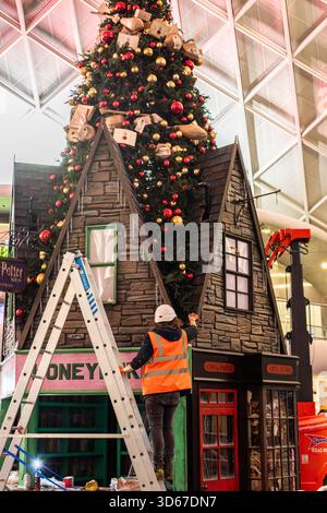 London, Großbritannien. November 2025. Die Arbeiter haben den großen Weihnachtsbaum in der King's Cross-Station noch einmal ausgefeilt. ernesto Rogata/Alamy Live News Stockfoto